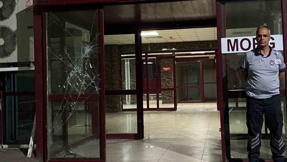 Gencin yakınları hastane morgunun camlarını kırdı