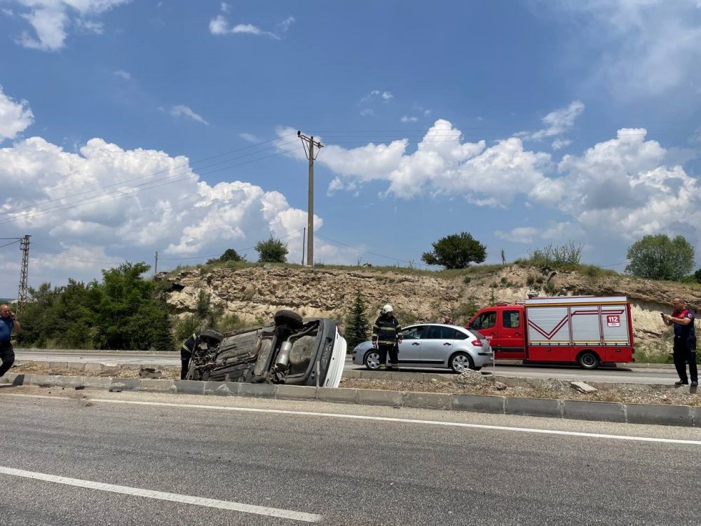Kontrolden çıkan otomobil refüjde ters döndü, 1 kişi yaralandı
