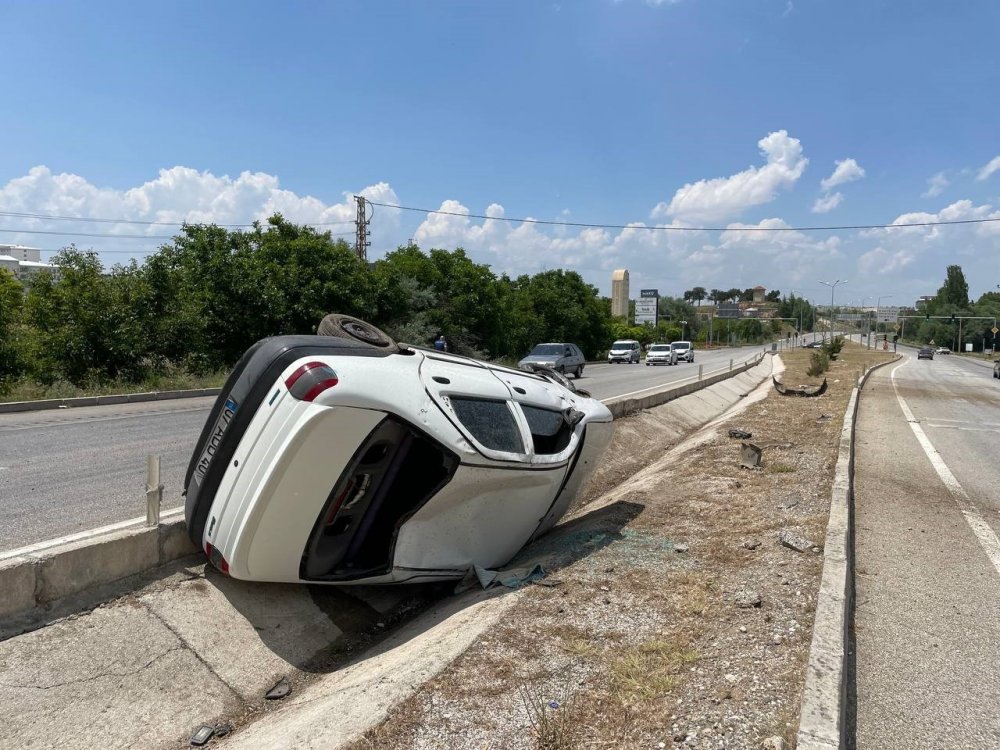 Kontrolden çıkan otomobil refüjde ters döndü, 1 kişi yaralandı