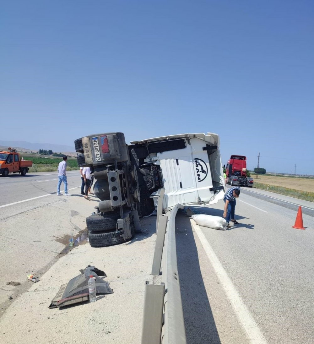 Konya’da çekici devrildi: 5 yaralı