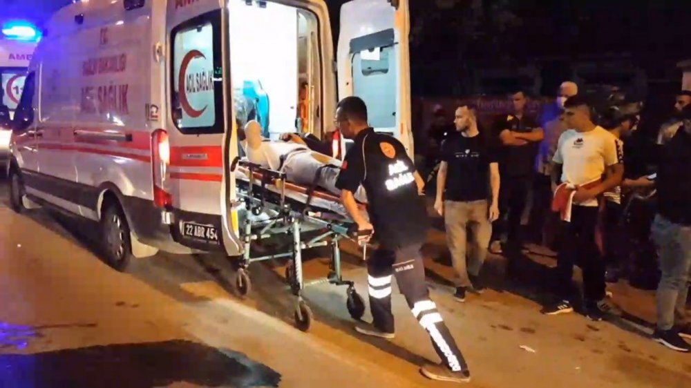 Motosiklet yayaya çarptı: 2 yaralı