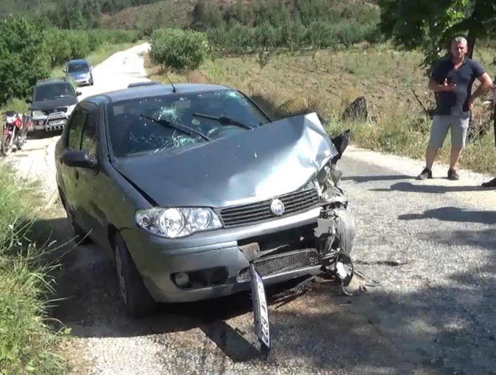 Otomobiller kafa kafaya çarpıştı: 8 yaralı