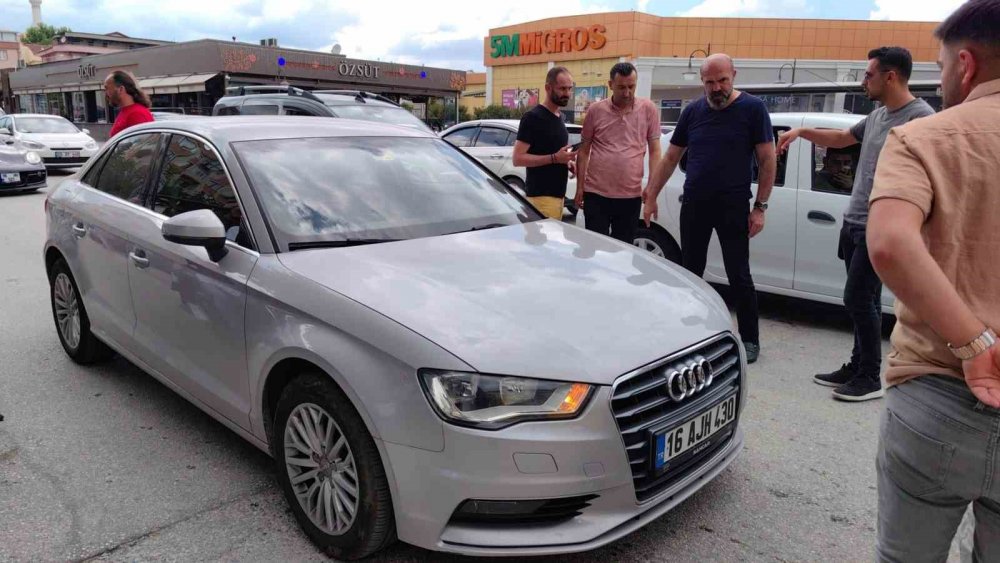 Seyir halindeki araca mermi isabet etti