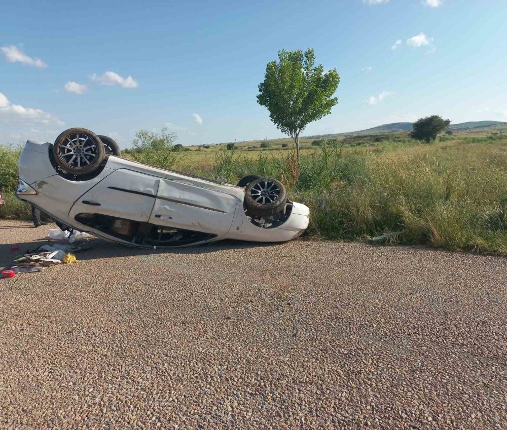Takla atan otomobilden emniyet kemeriyle kurtuldu