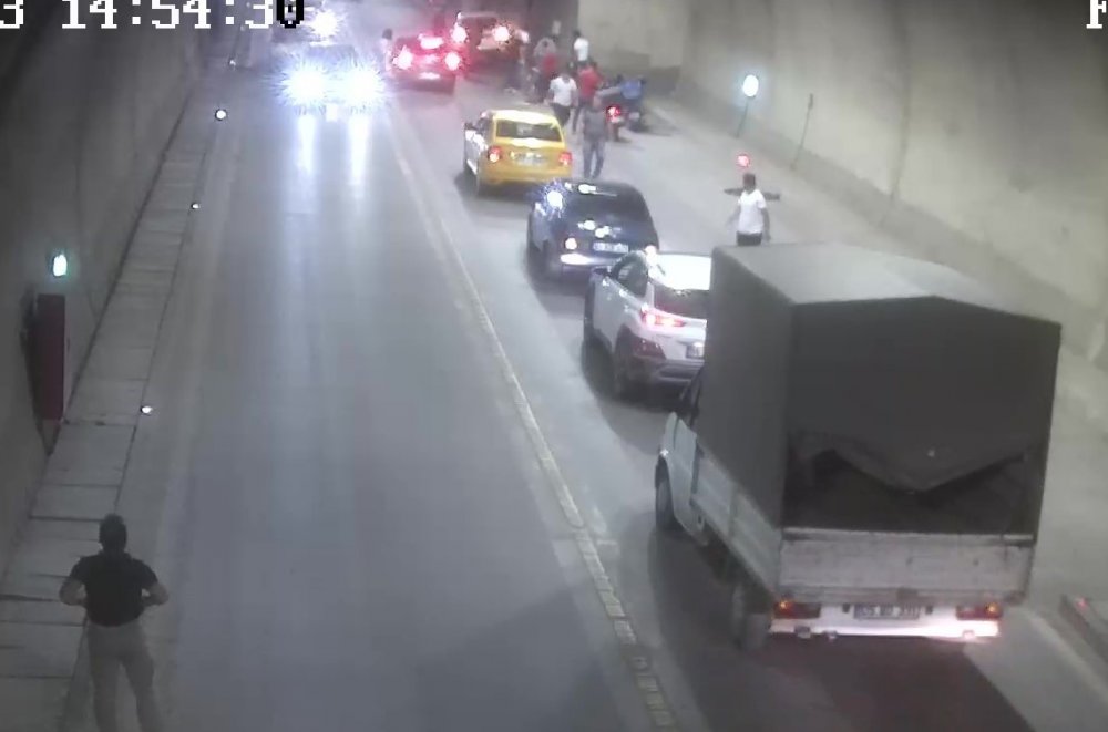 Tünelde motosiklet otomobile çarptı, baba oğul yaralandı