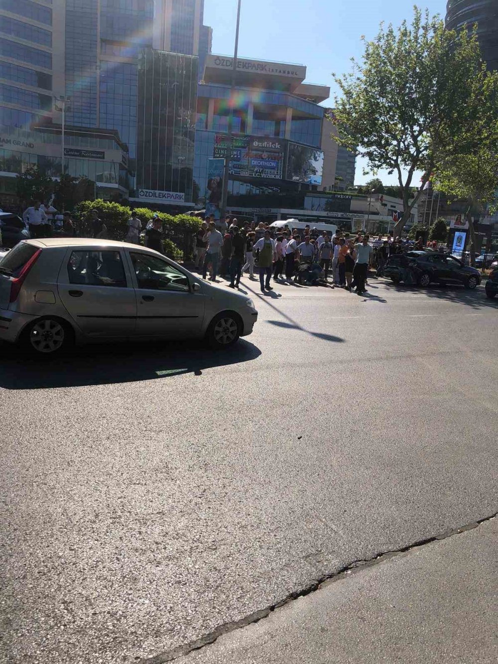 Zincirleme kaza: Otomobil kadının üstünden geçti