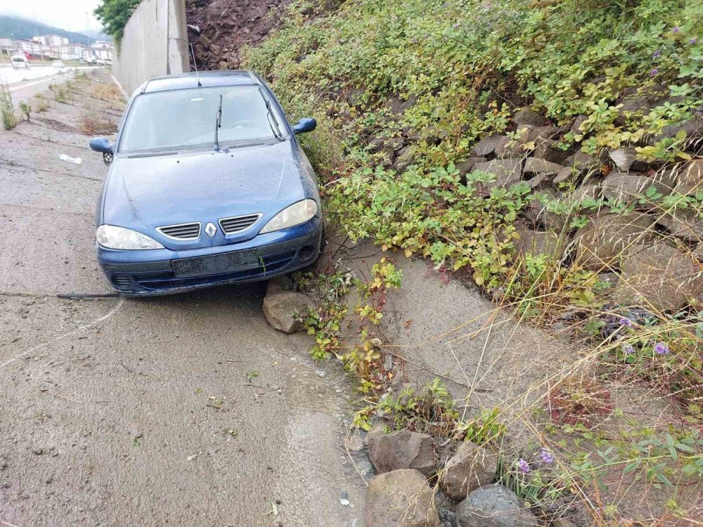 Ereğli'de lastiği patlayan otomobil su kanalına düştü, yaralılar var