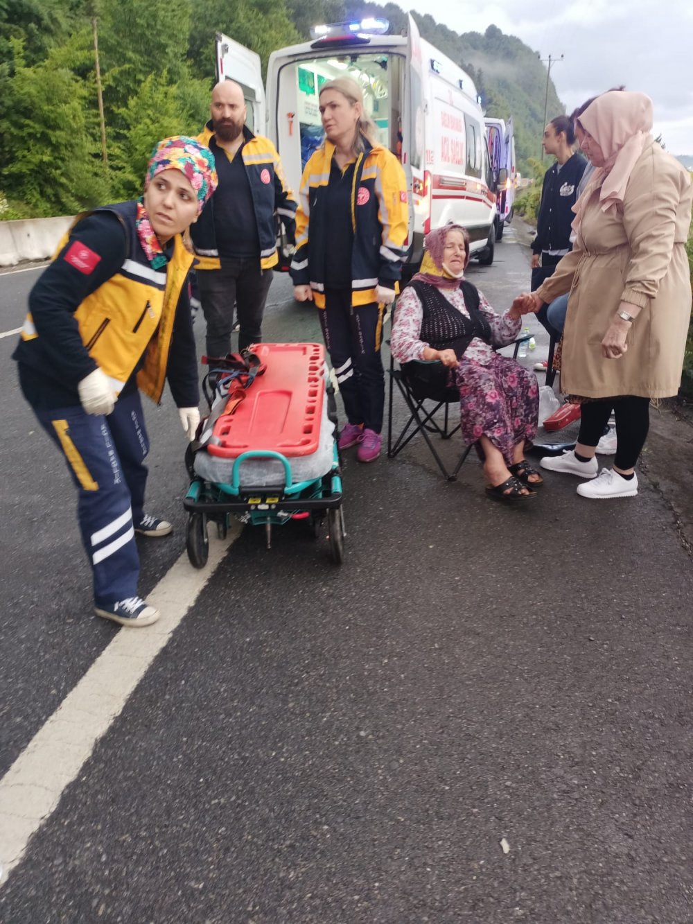 Bariyerlere çarpan cip takla attı: Yaralılar var