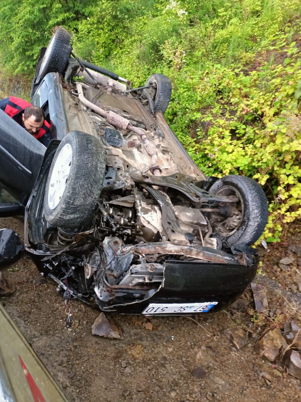 Bariyerlere çarpan cip takla attı: Yaralılar var