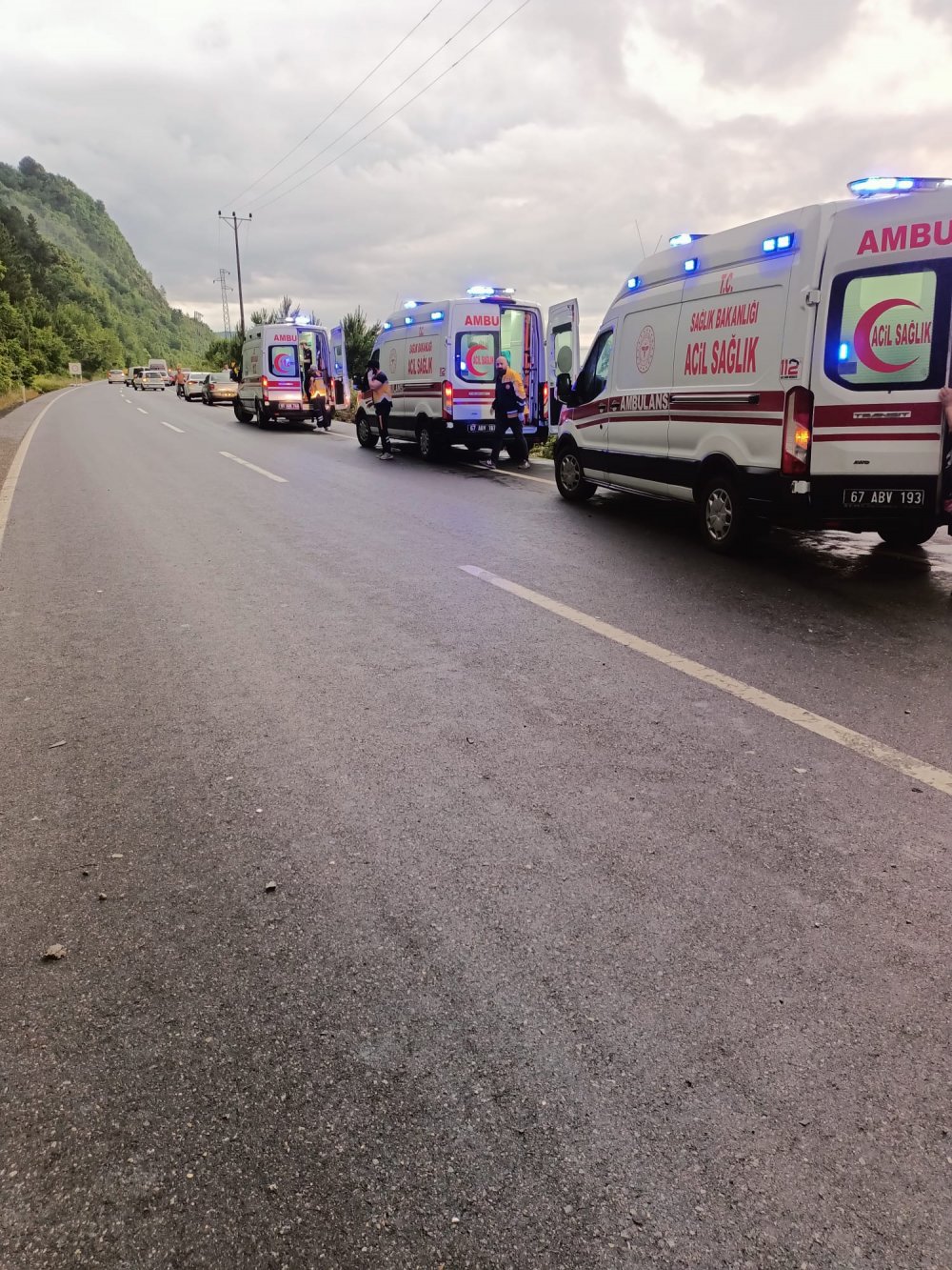 Bariyerlere çarpan cip takla attı: Yaralılar var