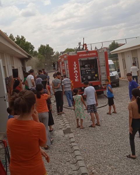 Depremzedenin prefabrik evinde çıkan yangın korkuttu