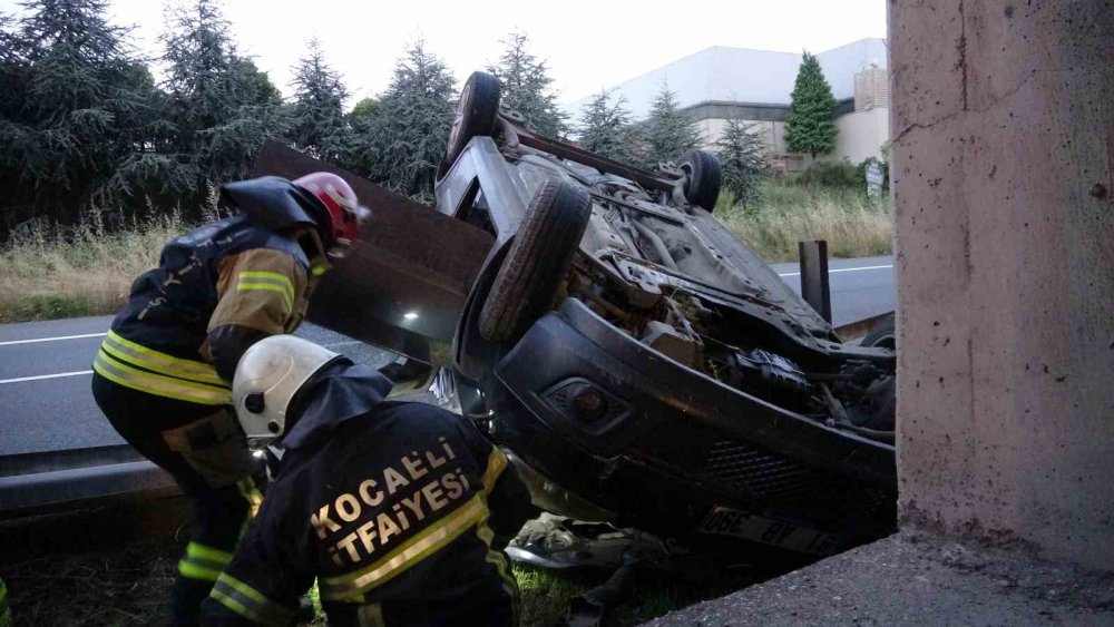 Otomobil bariyere çarpıp takla attı