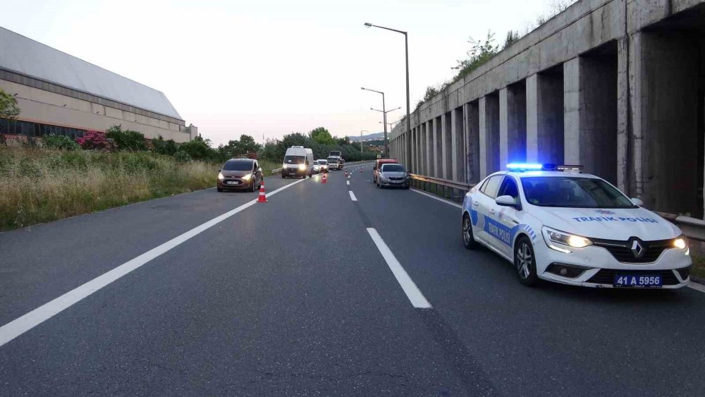 Otomobil bariyere çarpıp takla attı