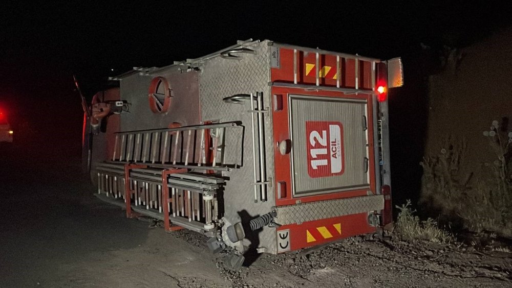 Yangına müdahaleye giden itfaiye erleri kaza yaptı: 3 yaralı