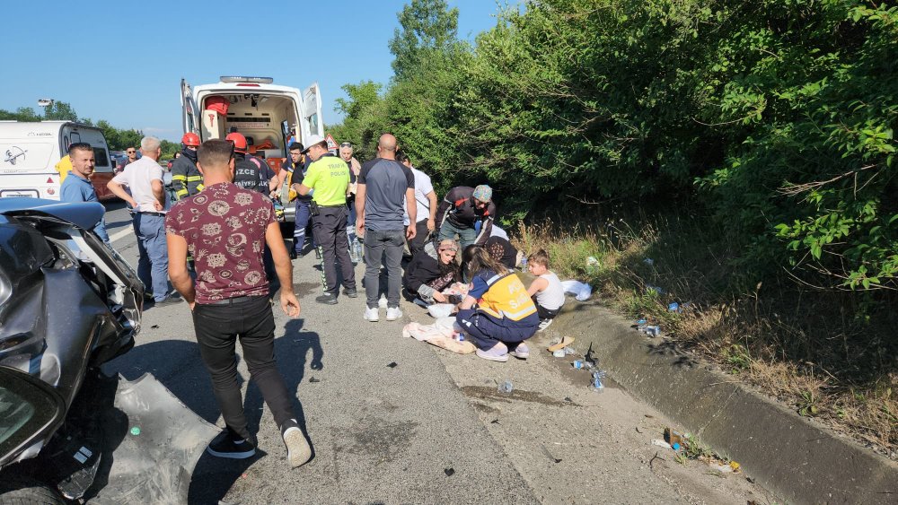 Yolcu otobüsü ile 3 otomobil birbirine girdi: Yaralılar var