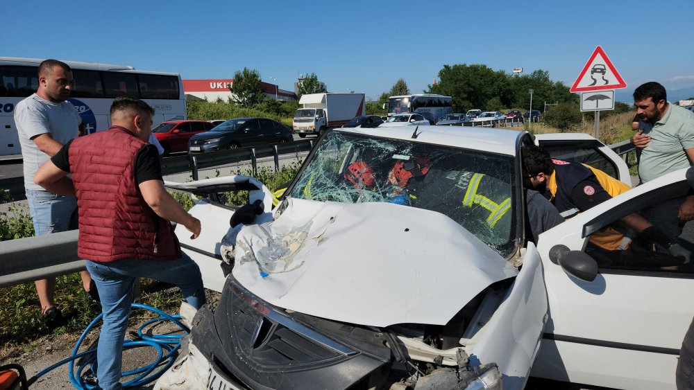 Yolcu otobüsü ile 3 otomobil birbirine girdi: Yaralılar var