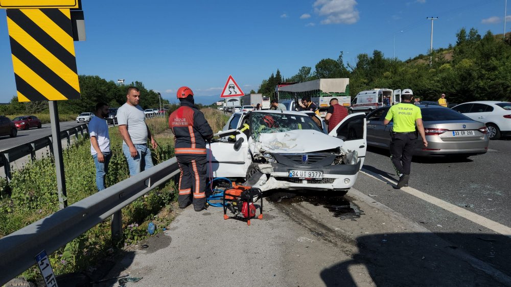 Yolcu otobüsü ile 3 otomobil birbirine girdi: Yaralılar var