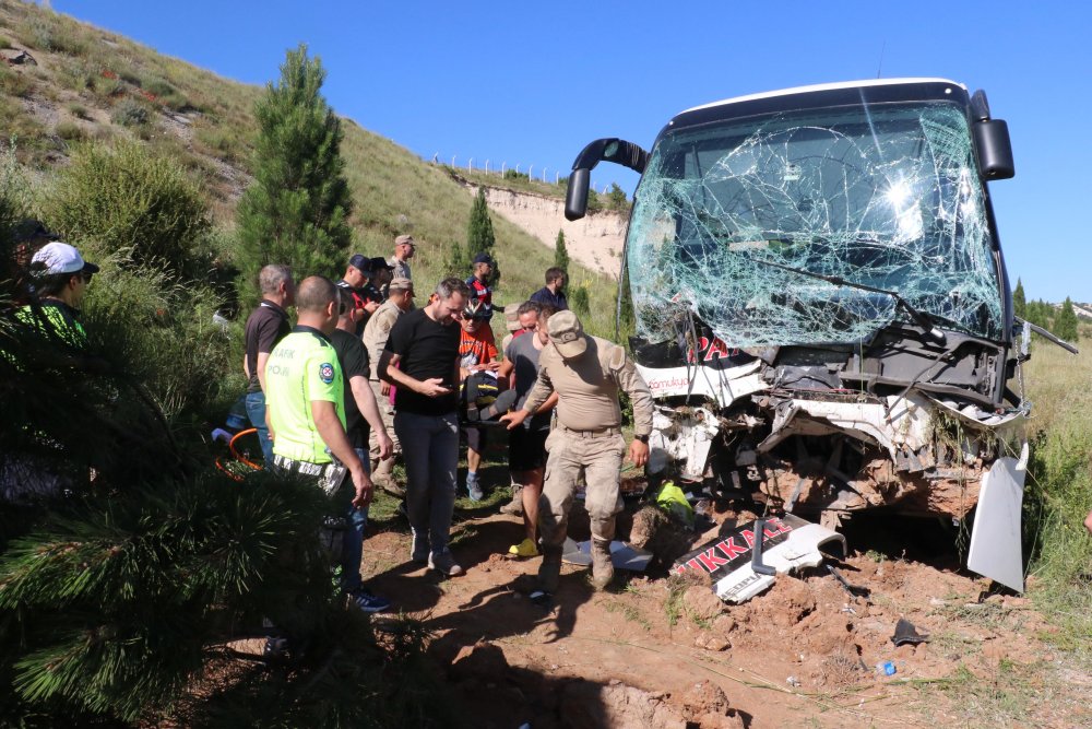 Eskişehir'de yolcu otobüsü şarampole düştü: 35 yaralı