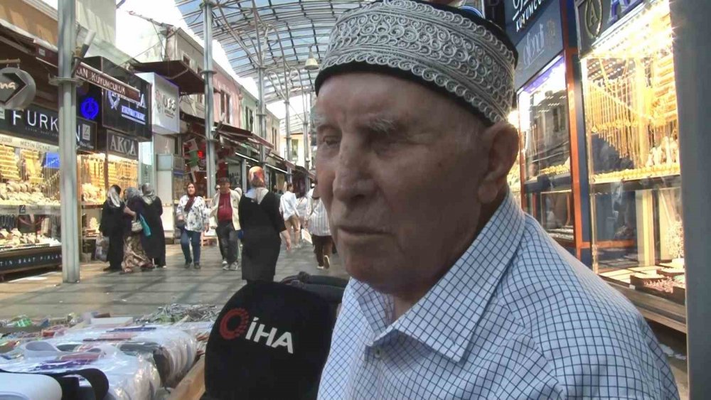 Gözleri görmeden 66 yıldır esnaflık yapıyor, paraları böyle tanıyor