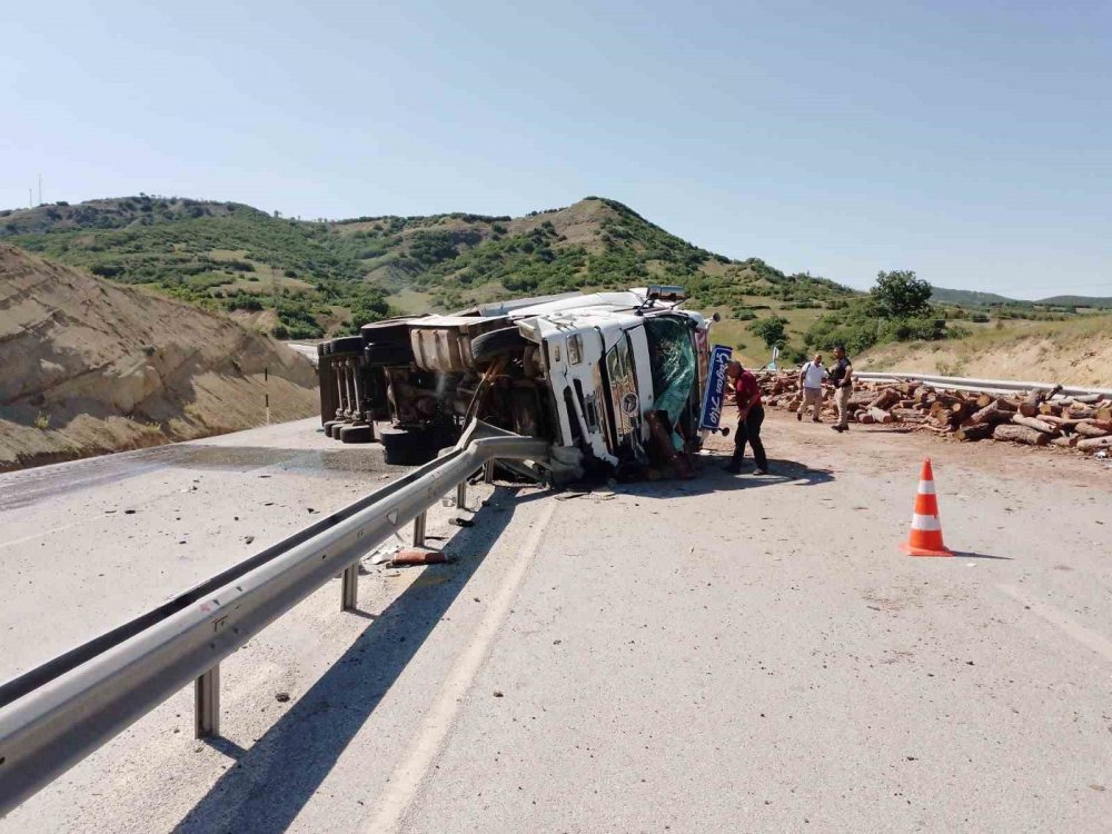 Sivas’ta tomruk yüklü kamyon devrildi: 1 ölü 1 yaralı