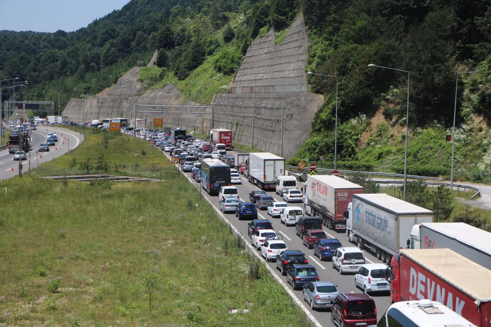 3 farklı noktada zincirleme kaza; İstanbul yönü ulaşıma kapalı