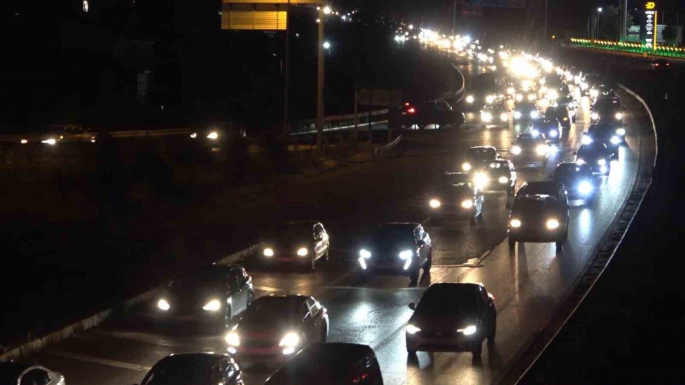 43 ilin geçiş güzergahında gece yarısı yoğunluk: Tatilcilerin dönüş yolcuğu sürüyor