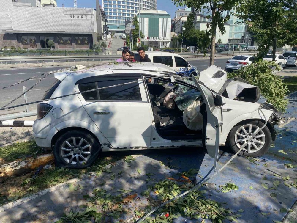 Anne ve oğlu feci kazadan kıl payı kurtuldu