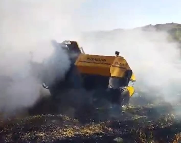 Balya makinesinde çıkan yangında, alevlerin sıçradığı arpa tarlası da yandı