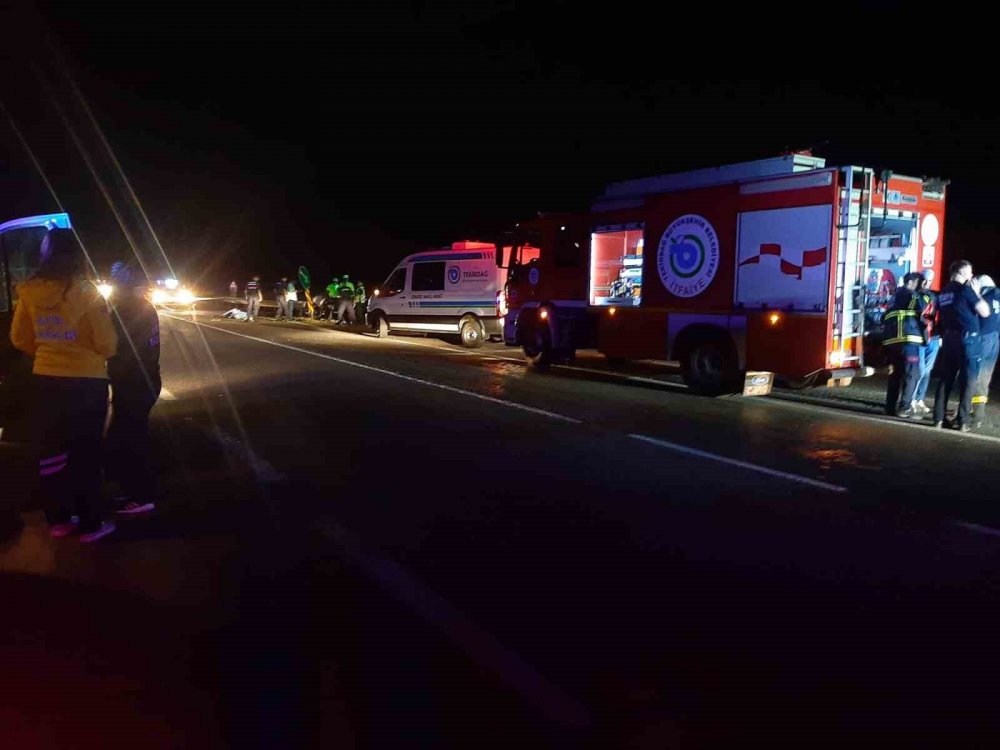 Bariyerlere çarpan motosikletli hayatını kaybetti