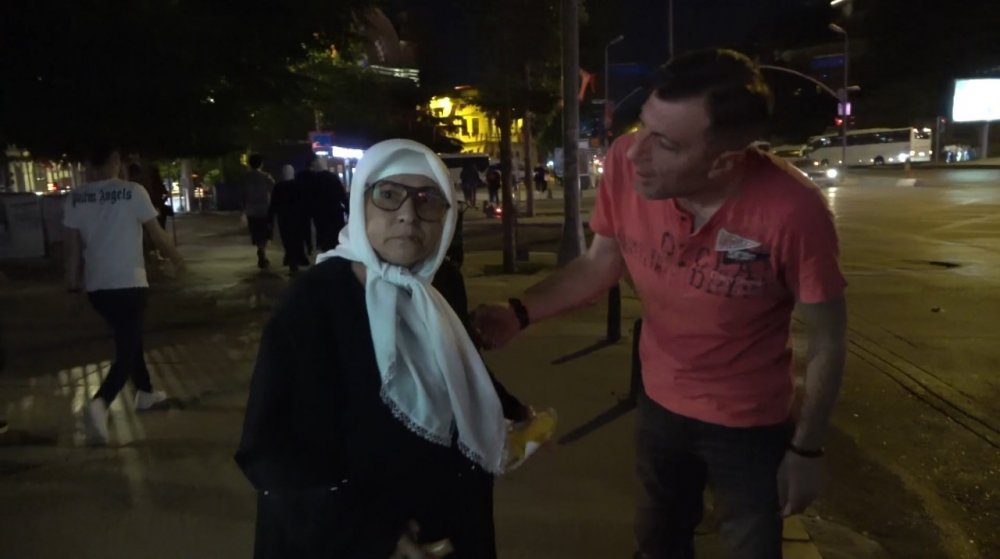Bastonlu yaşlı kadın dilenciden basın mensubuna tepki