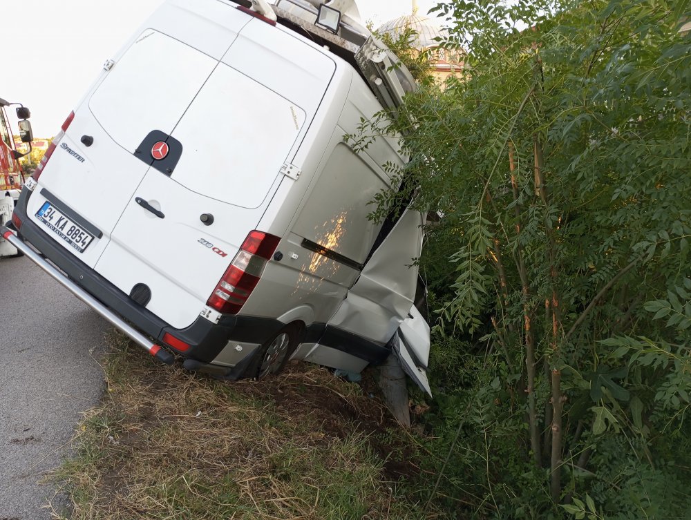 Canlı yayın aracı, beton direğe çarptı: 2 ölü, 1 yaralı