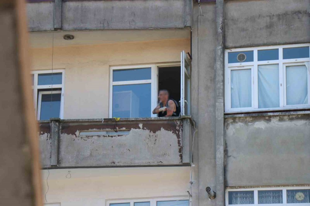 Geçen yıl pompalı tüfekle dehşet saçmıştı, bugün de kız arkadaşını rehin aldı