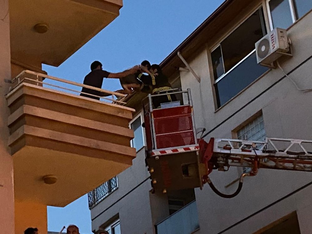 Hatay'da, yangında mahsur kalanları itfaiye kurtardı