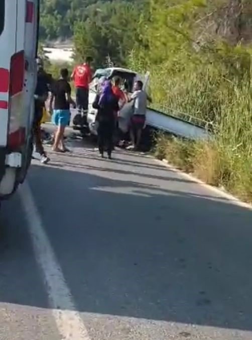 Kamyonetle otomobil çarpıştı: 1 ölü, 1 yaralı