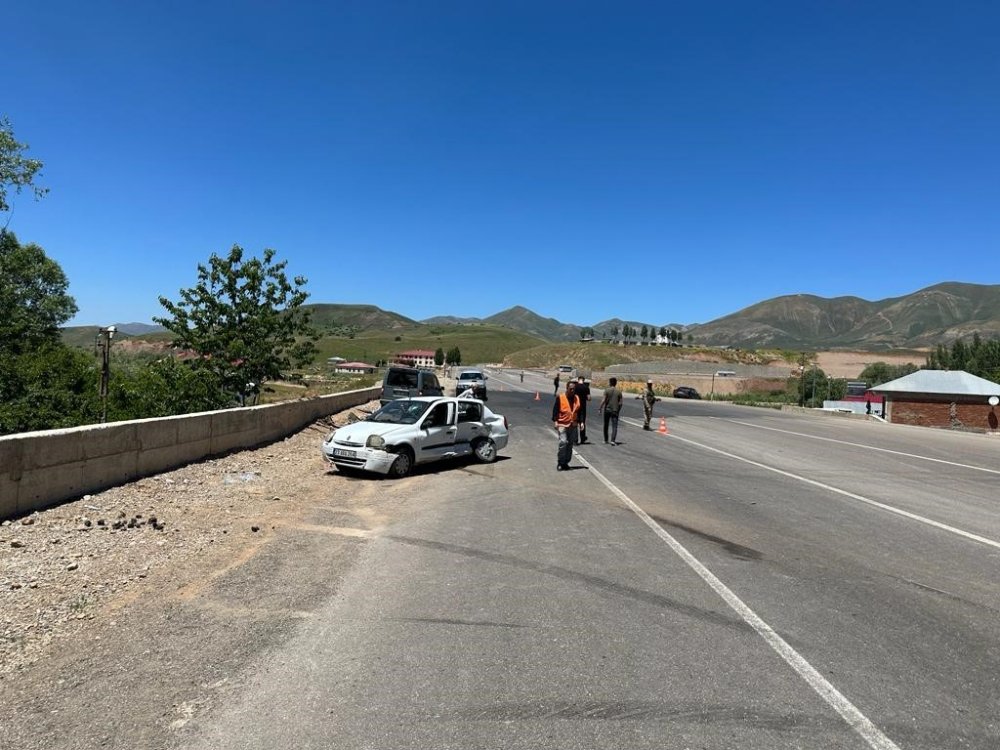 Otomobil ile hafif ticari araç çarpıştı: 6 yaralı