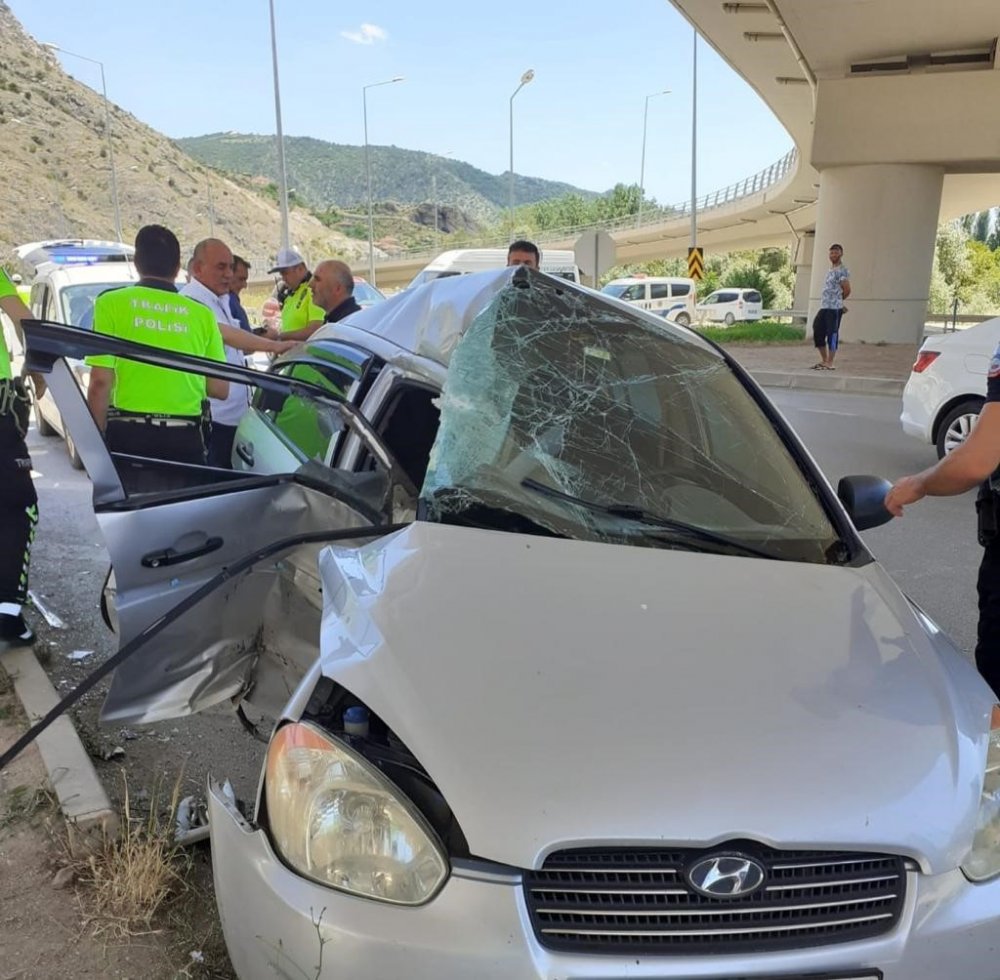 Otomobille çarpışan minibüs köprü ayağına daldı: 8 yaralı