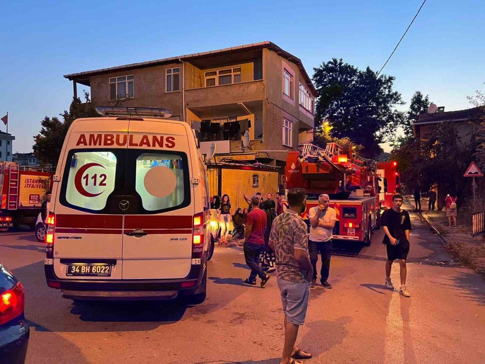 Sancaktepe’de 4 apartmanın çatısı alev alev yandı