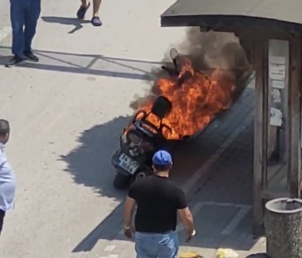 Seyir halindeki motosiklet alev alev yandı