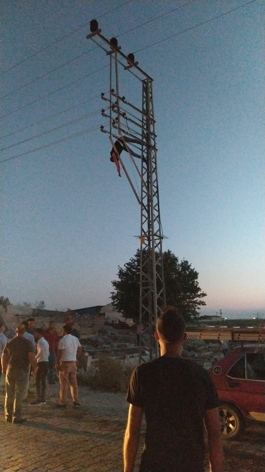 Sokak düğünü için yüksek gerilim hattında elektrik çekerken akıma kapıldı