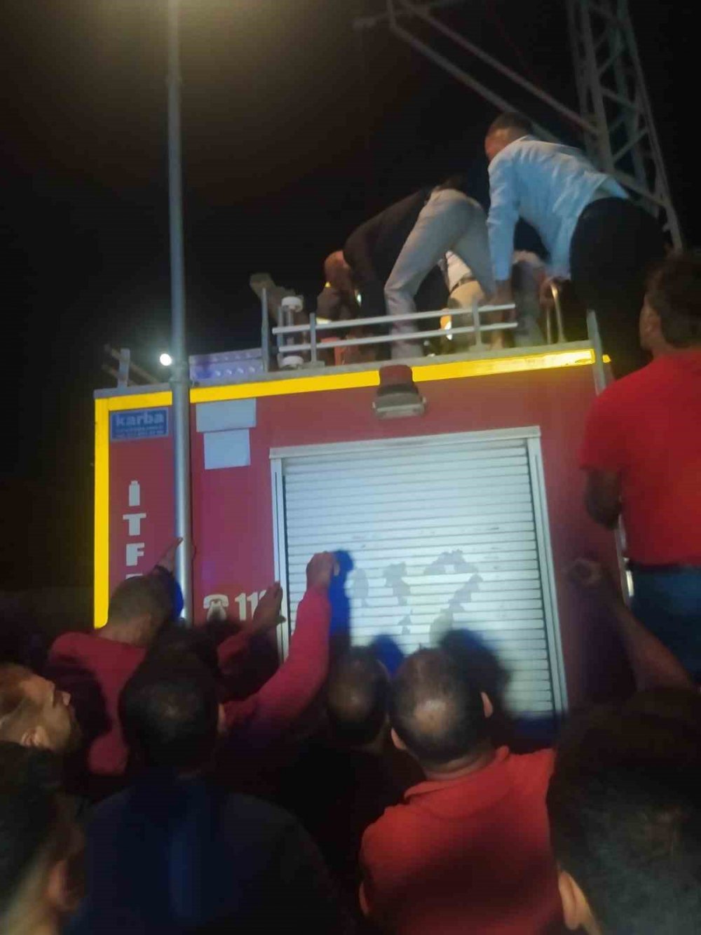 Sokak düğünü için yüksek gerilim hattında elektrik çekerken akıma kapıldı