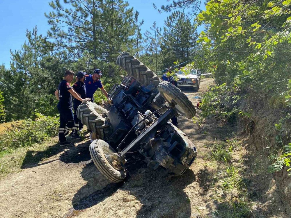 Traktör devrildi: 1 ölü