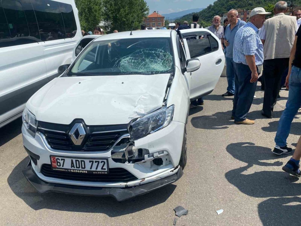 Yolun karşısına geçmeye çalışan yayaya araç çarptı