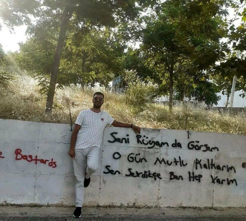 Annesini öldürdü, ölümle tehdit ettiği sevgilisinin evinin önünde yakalandı