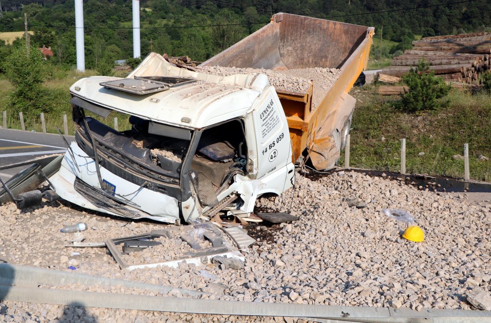 Freni patlayan kamyon toprak yoldan D-100 karayoluna uçtu: 2 yaralı