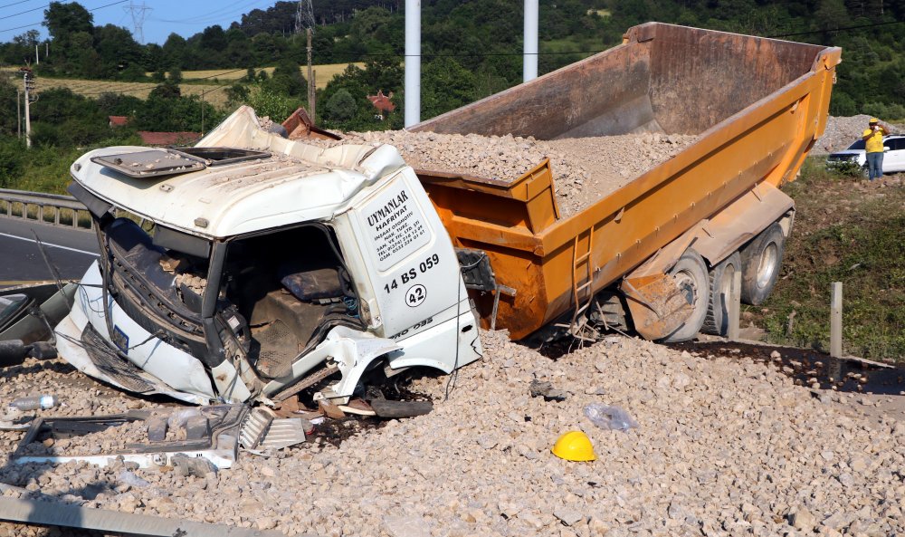 Freni patlayan kamyon toprak yoldan D-100 karayoluna uçtu: 2 yaralı