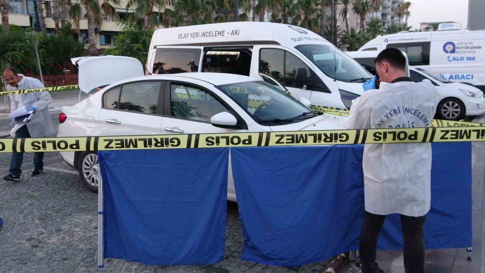Park halindeki kiralık otomobilde cesedi bulundu