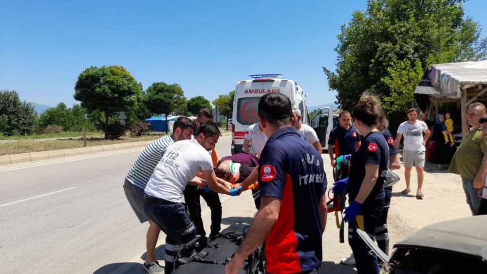 Araç takla attı, 3 kişi yaralandı