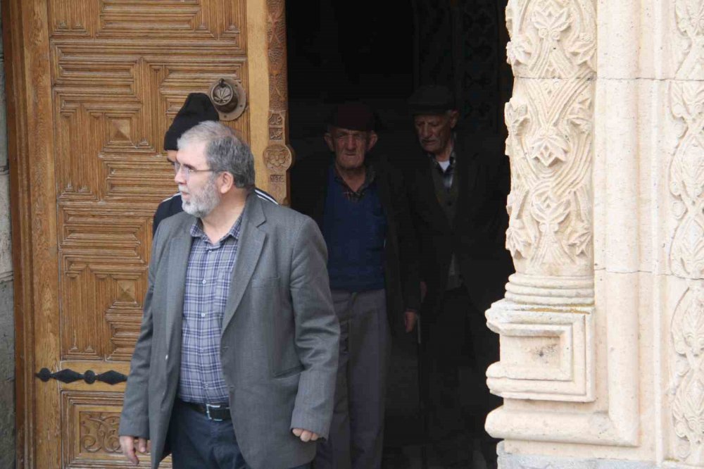 Konya'nın tarihi camisine bayram tatilinde ziyaretçi akını