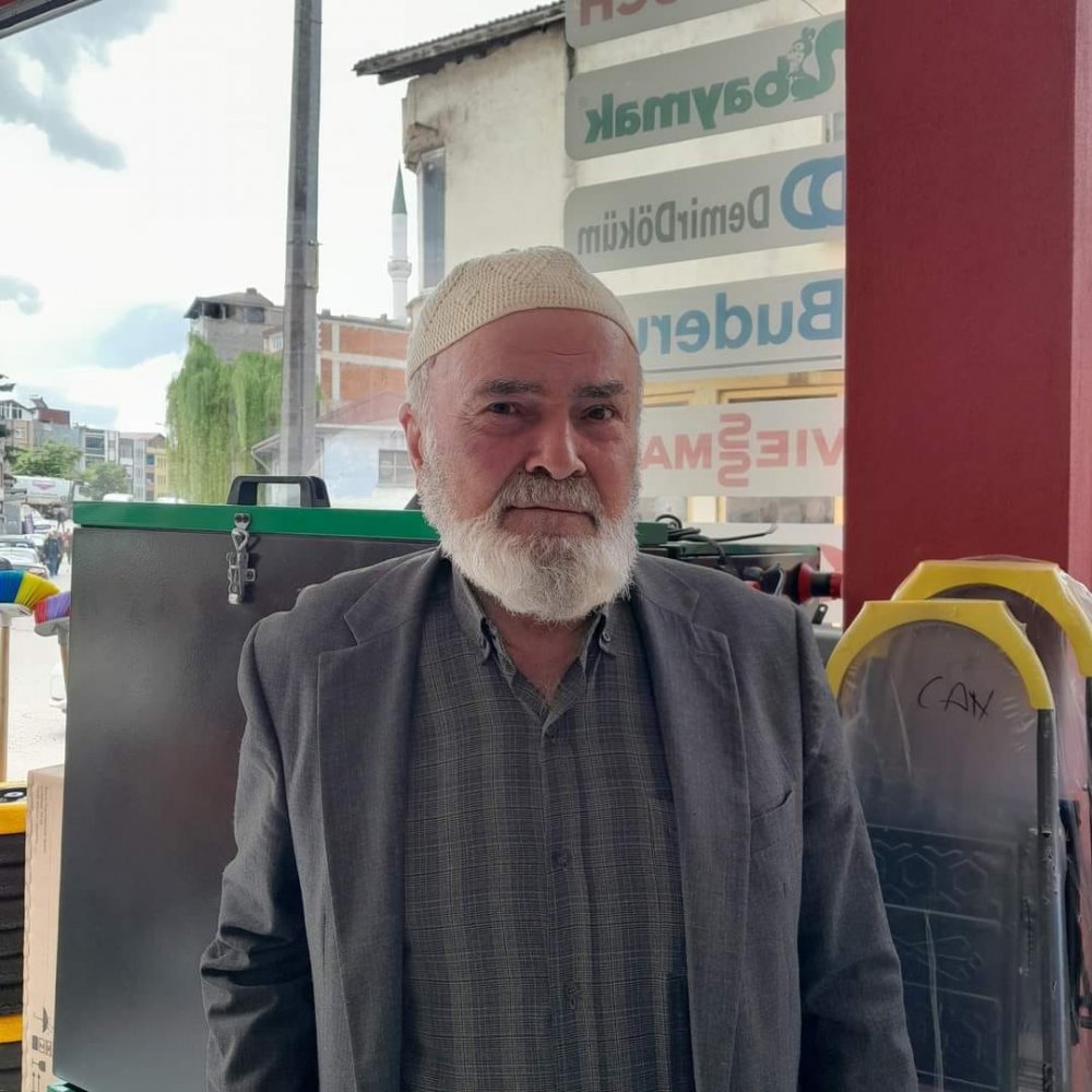 Namaza giderken, el freni çekilmeyen otomobilin çarpmasıyla öldü