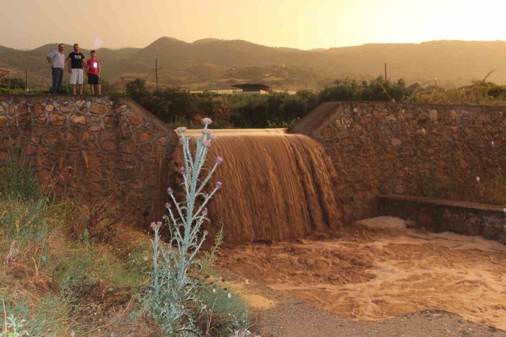 Manisa’da şiddetli yağış hayatı olumsuz etkiledi